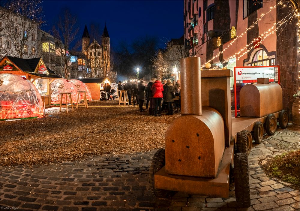 Weihnachtsmarkt / Hundertwasserhaus Magdeburg