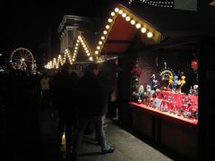 Weihnachtsmarkt, im Hinergrund Riesenrad