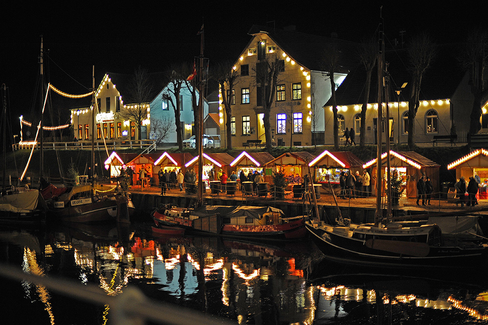 Weihnachtsmarkt im Museumshafen von Carolinensiel