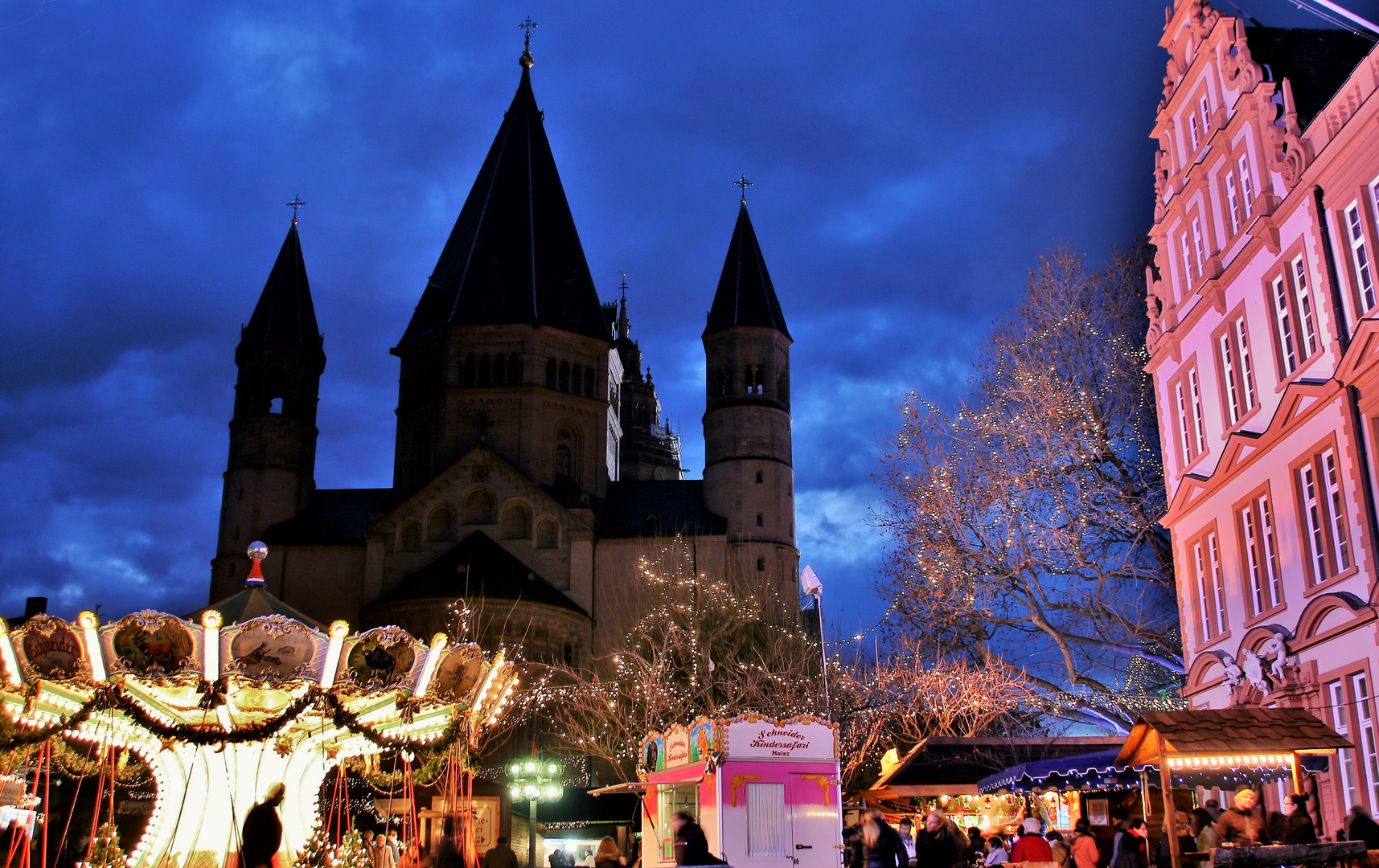 Weihnachtsmarkt im Schatten des Doms