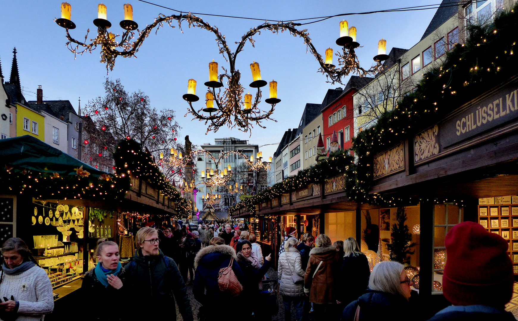 Weihnachtsmarkt in der Dämmerung