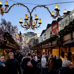 Weihnachtsmarkt in der Dämmerung