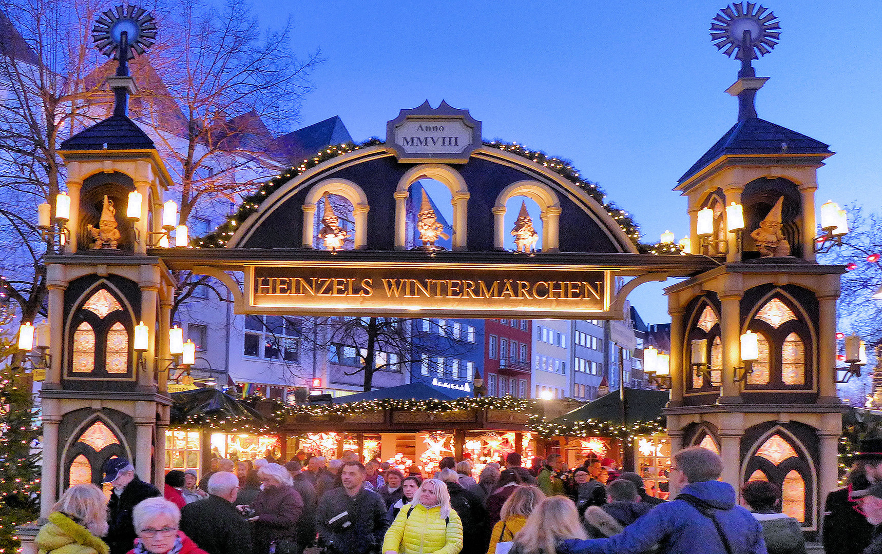 Weihnachtsmarkt in der Dämmerung