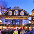 Weihnachtsmarkt in der Dämmerung