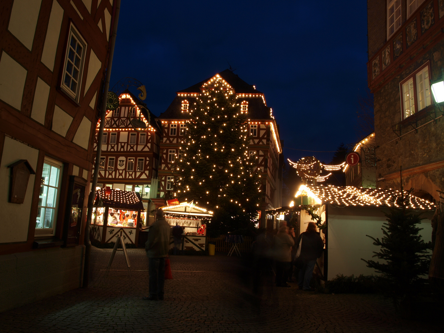 Weihnachtsmarkt in Herborn abends