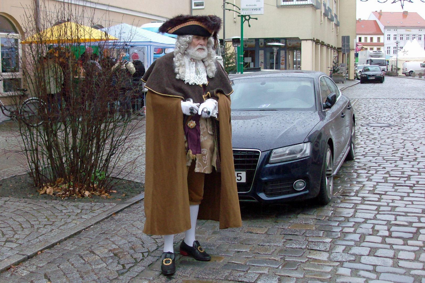 Weihnachtsmarkt in Hoyerswerda: August der Starke kam mit dem Audi aus Dresden angereist