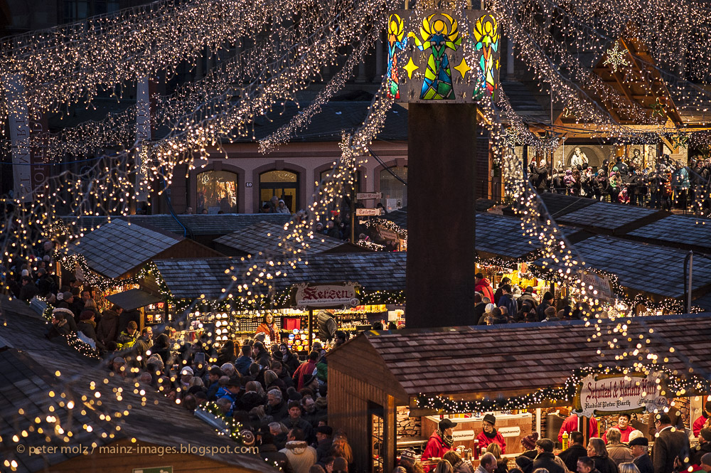 Weihnachtsmarkt Mainz 2014 - Lichterhimmel über dem Marktplatz