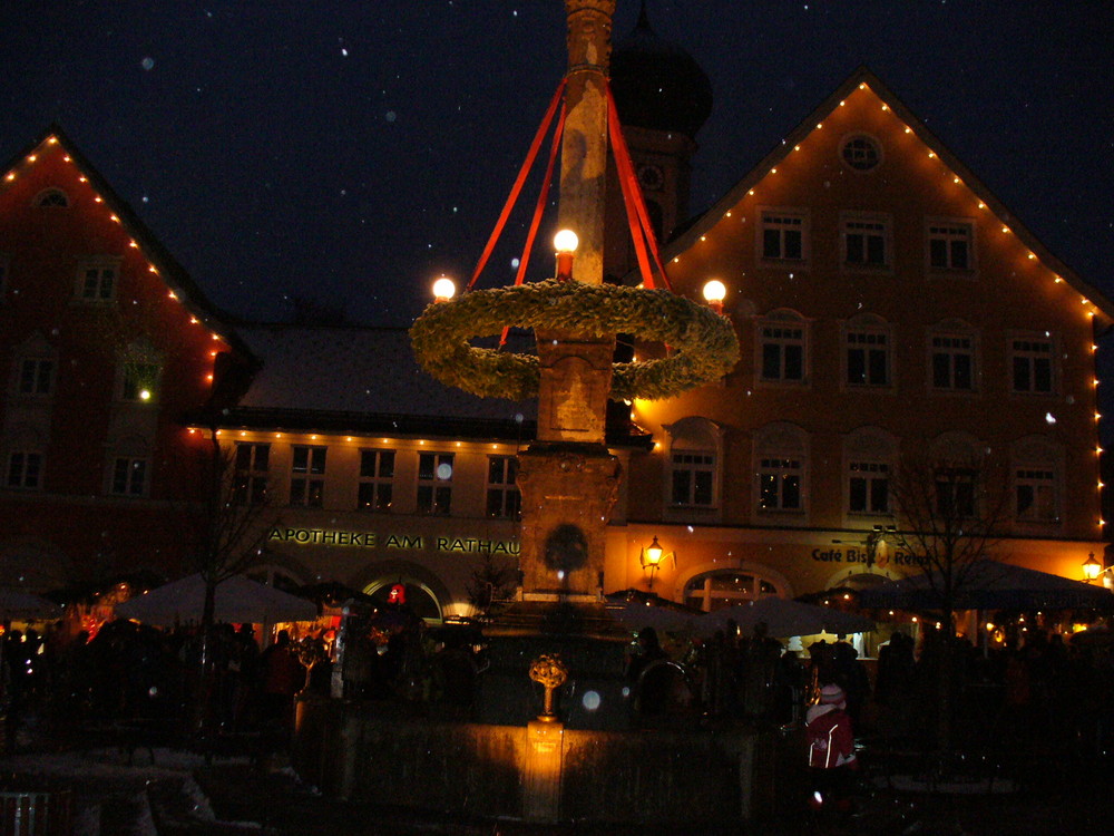 Weihnachtsmarkt mit Abendstimmung