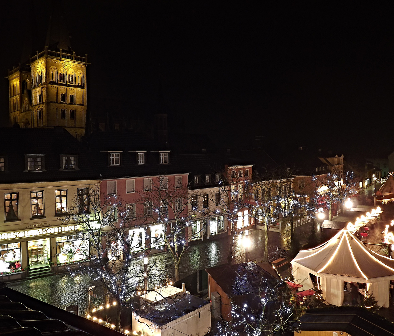 Weihnachtsmarkt mit Dom