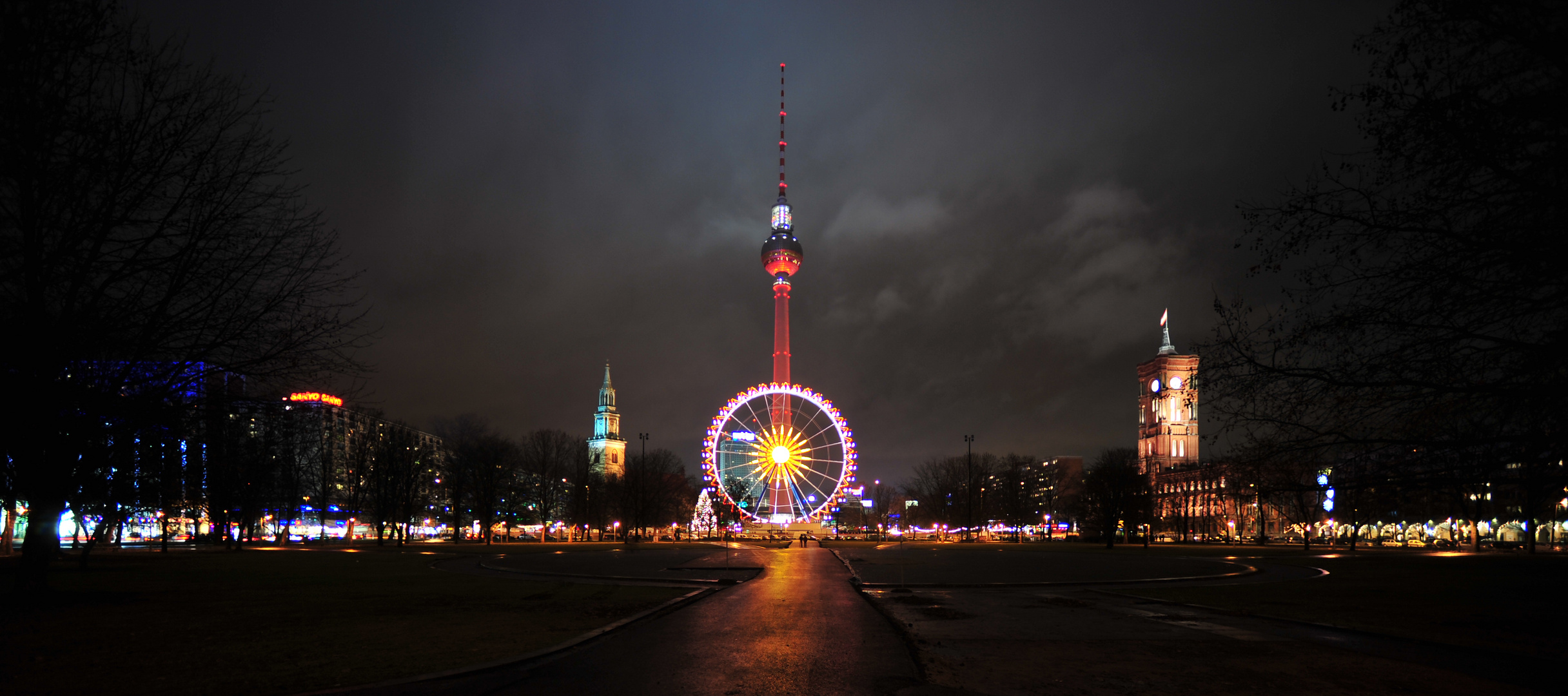 Weihnachtsmarkt mit Fernsehturm