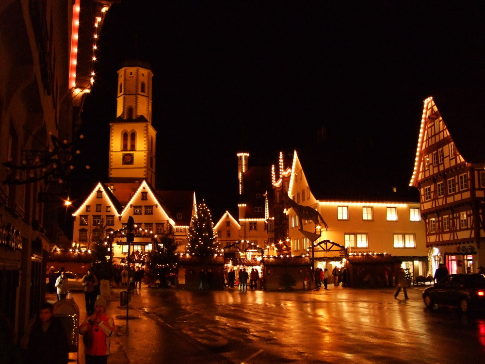 Weihnachtsmarkt mit Giebelbeleuchtung