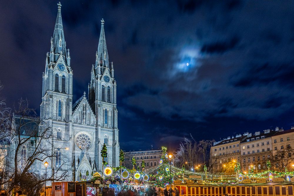 Weihnachtsmarkt mit Mond