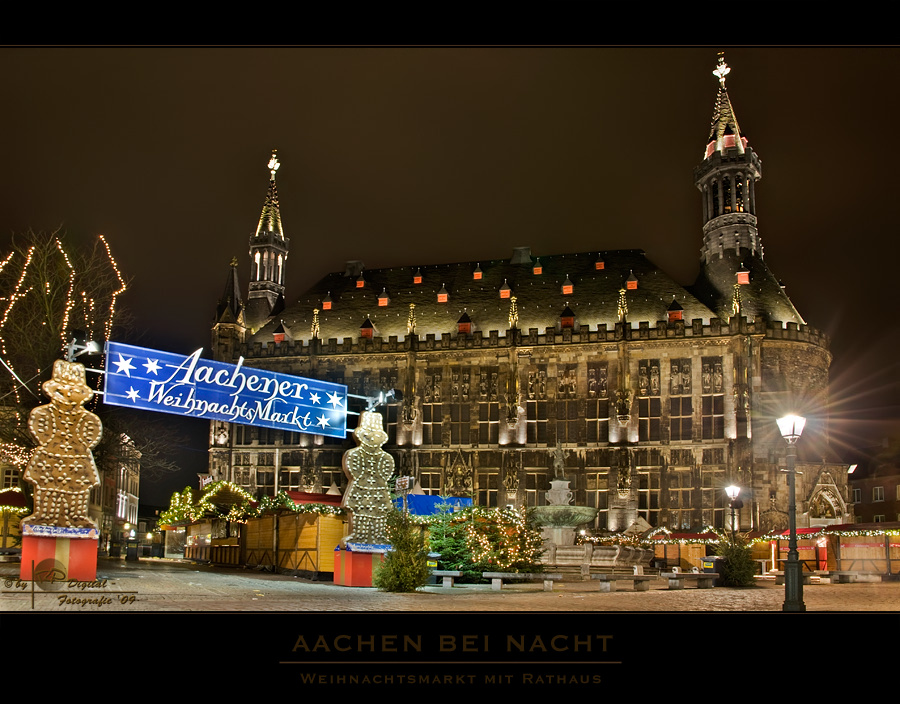 Weihnachtsmarkt mit Rathaus