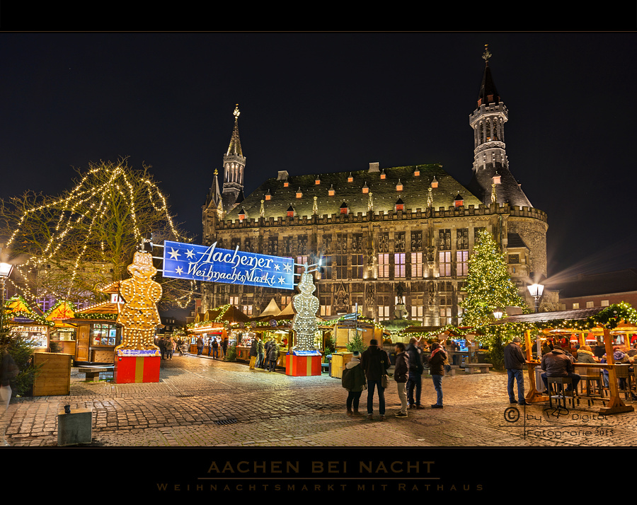 Weihnachtsmarkt mit Rathaus