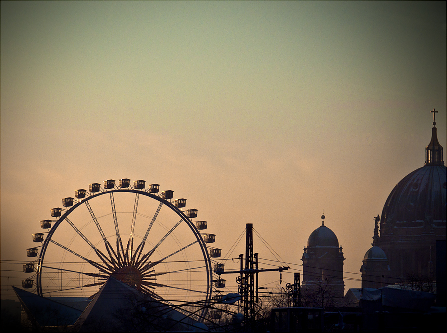 weihnachtsmarkt, riesenrad und zug-