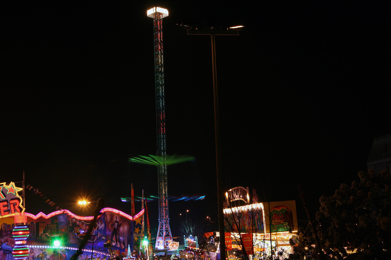 Weihnachtsmarkt voller Farbenspiele