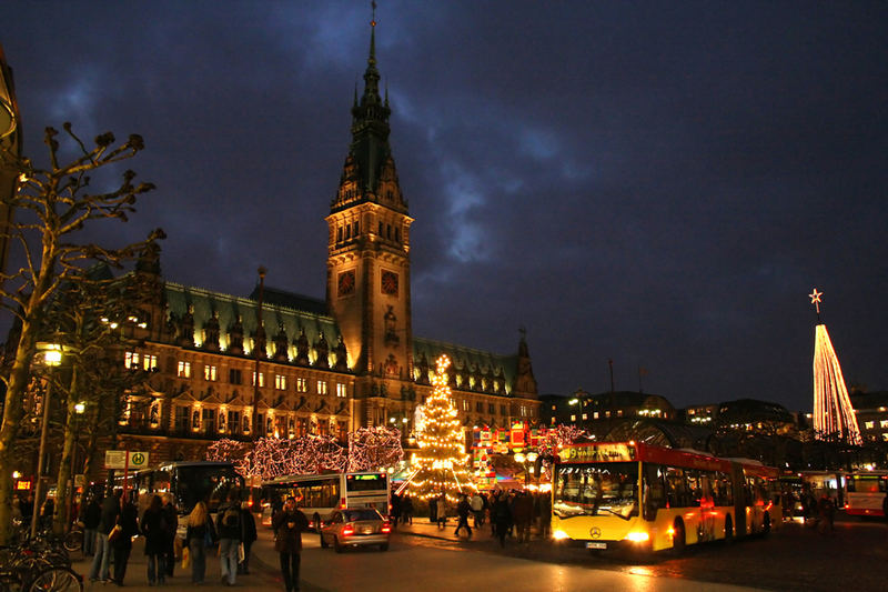 Weihnachtsmarkt vor dem Hamburger Rathaus