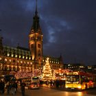 Weihnachtsmarkt vor dem Hamburger Rathaus