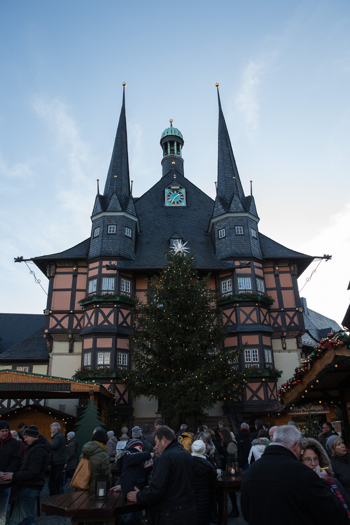 Weihnachtsmarkt vor dem Rathaus von Wernigerode.