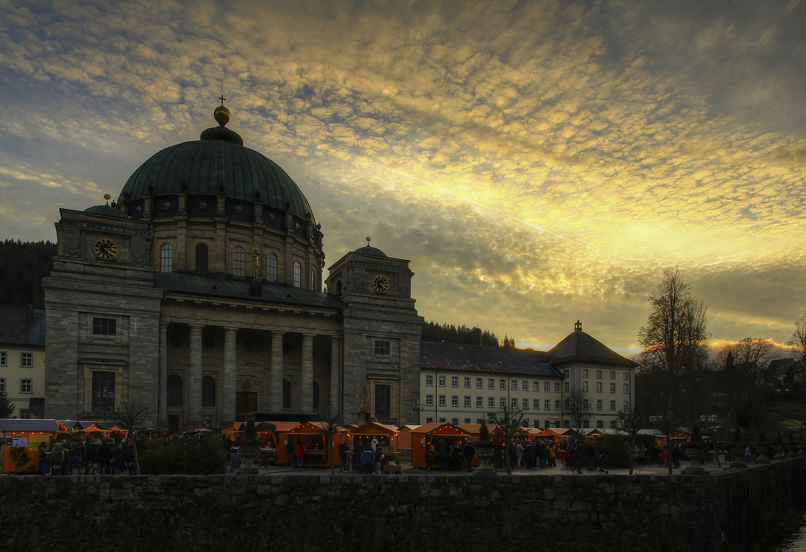 Weihnachtsmarkt vor dem St.Blasius Dom