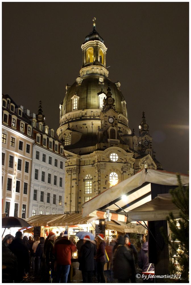 Weihnachtsmarkt vor der Frauenkirche in Dresden.