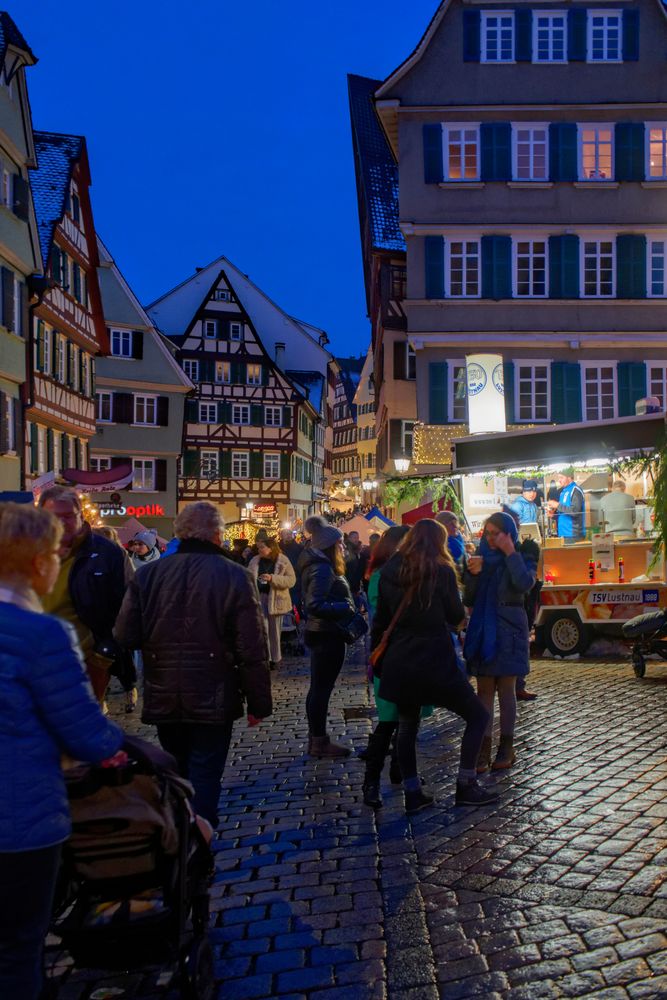 Weihnachtsmarkt zur blauen Stunde