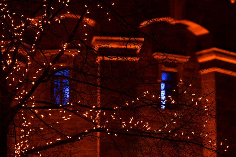 Weihnachtsmarktbeleuchtung vorm Wasserturm in Mannheim