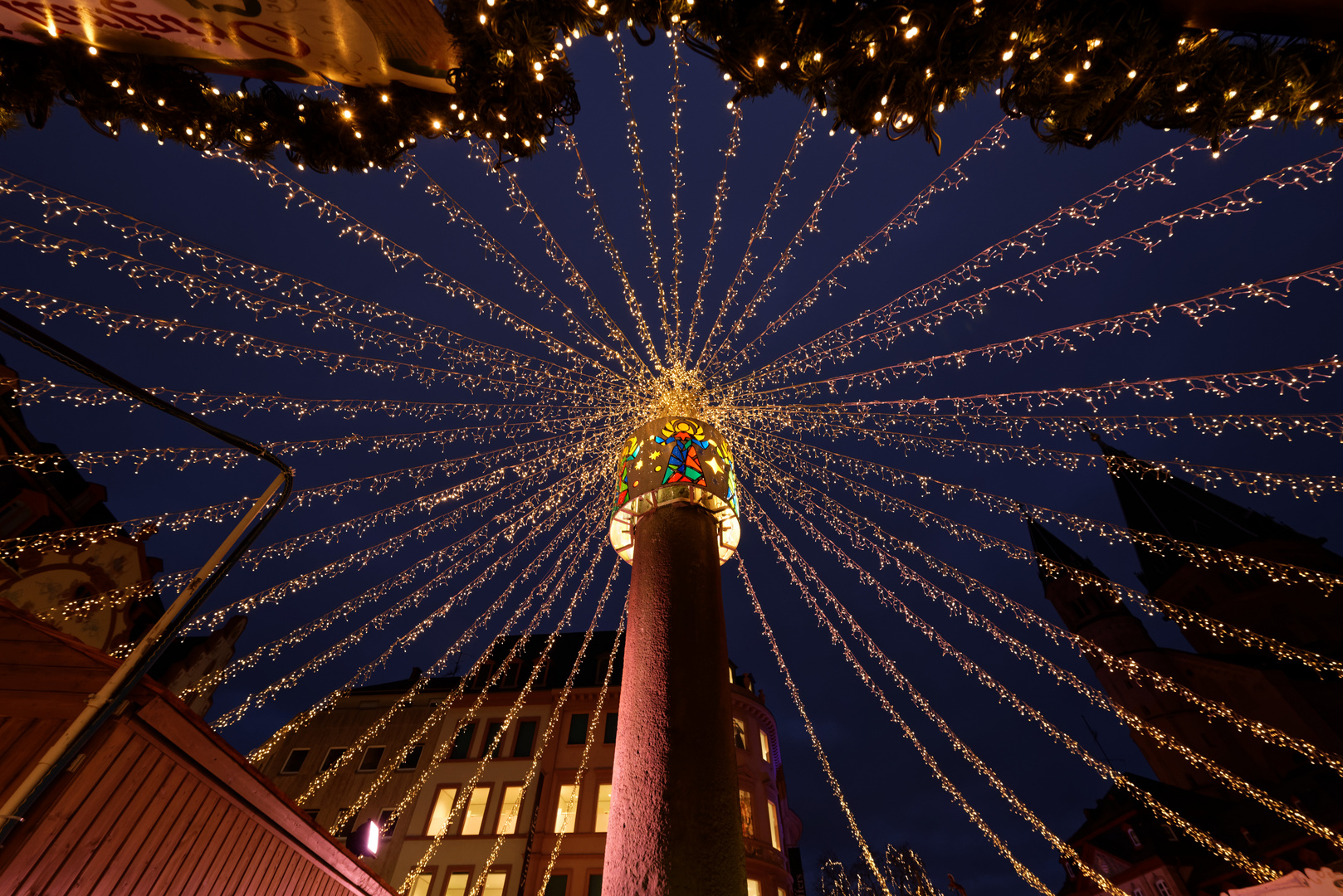 Weihnachtsmarkthimmel an der Heunensäule auf dem Marktplatz vor dem Mainzer Dom