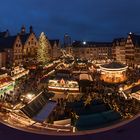 Weihnachtsmarktpanorama zur blauen Stunde