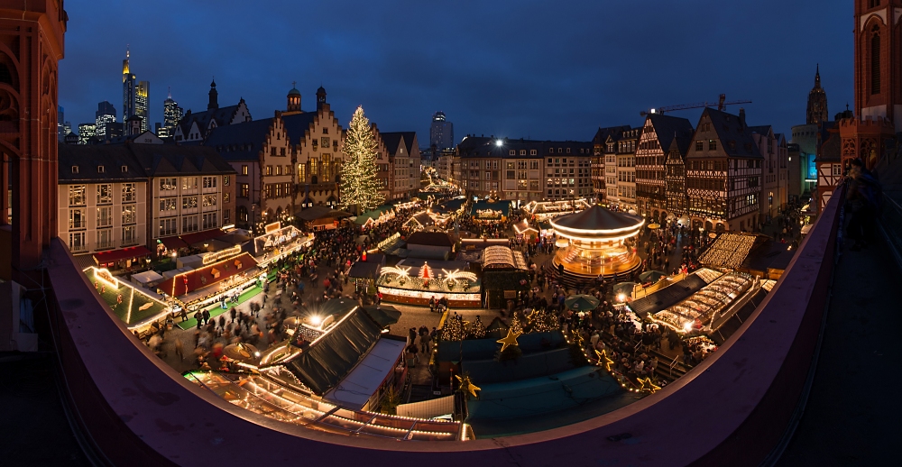 Weihnachtsmarktpanorama zur blauen Stunde