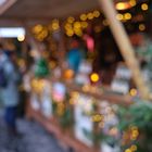 Weihnachtsmarktstand mit Fehlfokus