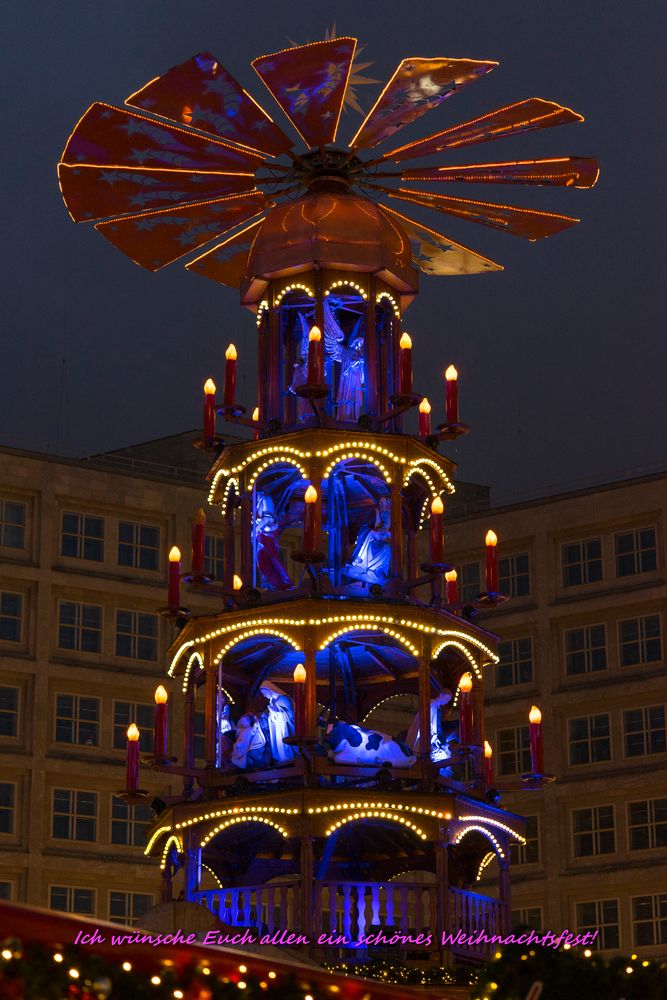 Weihnachtspyramide am Alexanderplatz