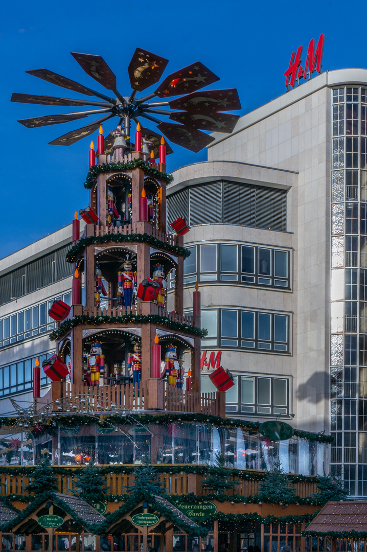 Weihnachtspyramide am Kröpcke II  -  Hannover