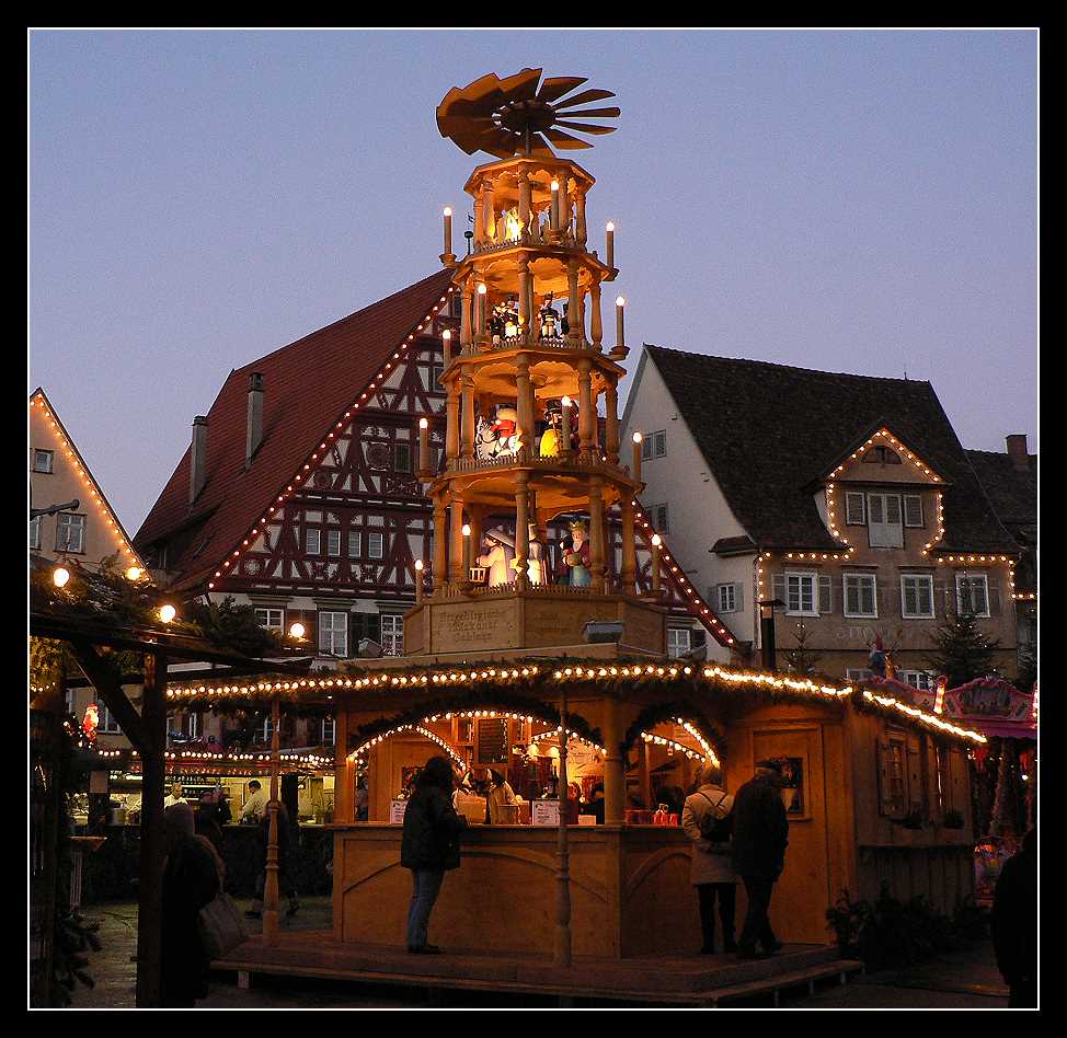 Weihnachtspyramide auf dem Esslinger Weihnachtsmarkt Foto & Bild