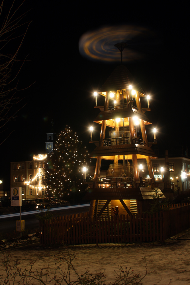 Weihnachtspyramide auf dem Markt