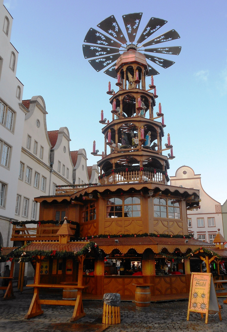 Weihnachtspyramide auf dem Rostocker Weihnachtsmarkt