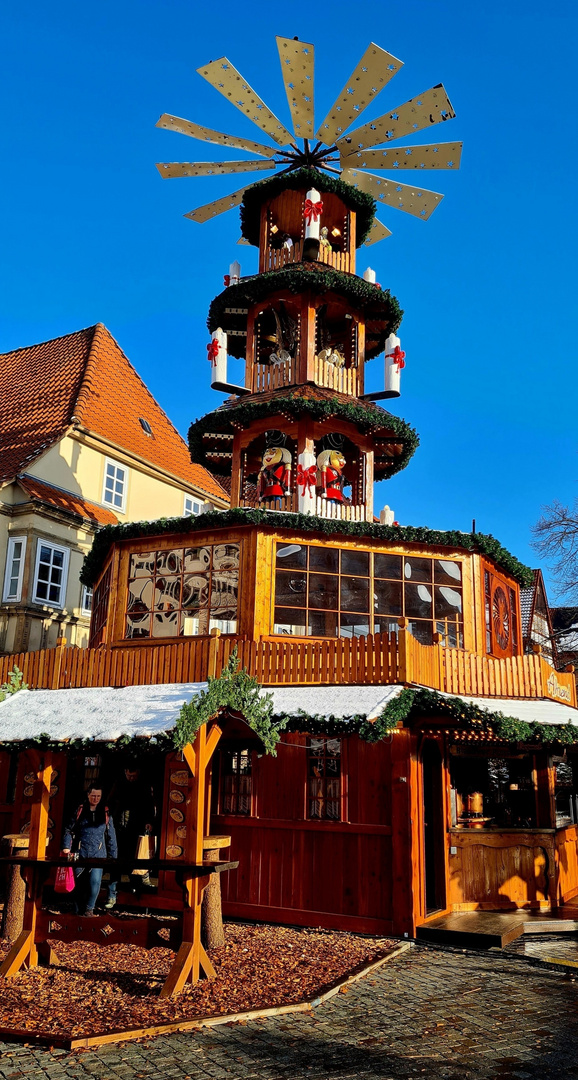 Weihnachtspyramide auf dem Weihnachtsmarkt in Hameln