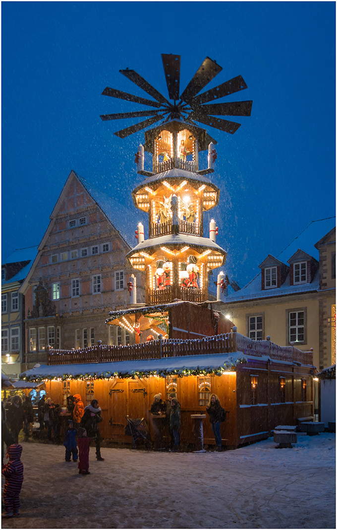 Weihnachtspyramide im Schneetreiben