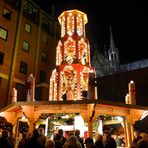 Weihnachtspyramide in der Nähe des Kölner Doms