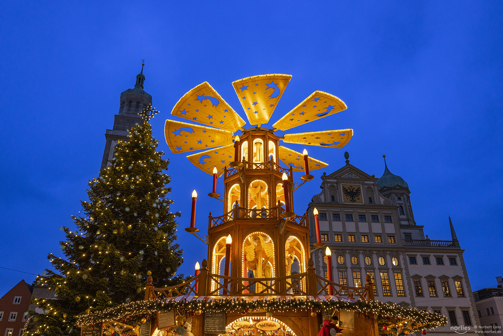 Weihnachtspyramide mit Rathaus