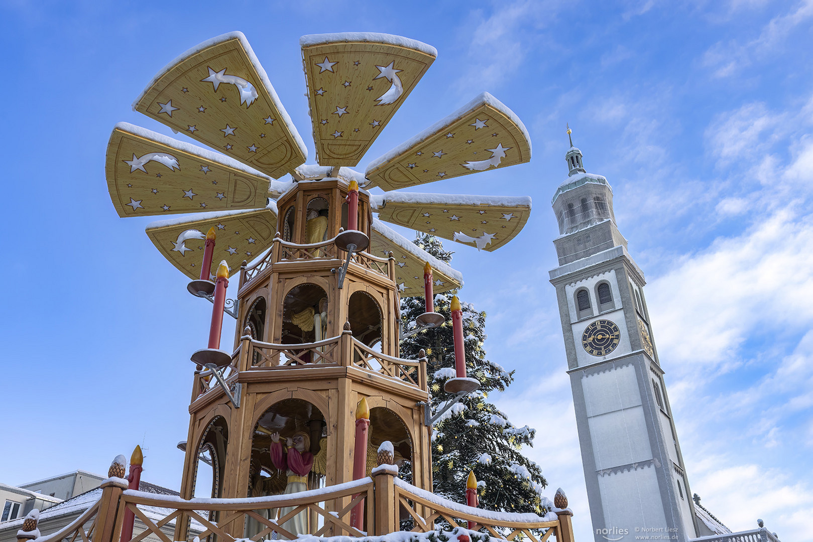 Weihnachtspyramide und Perlachturm am Christkindlesmarkt