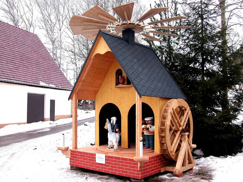 Weihnachtspyramide vor der Ölmühle Braun in Dörnthal ( Sachsen )