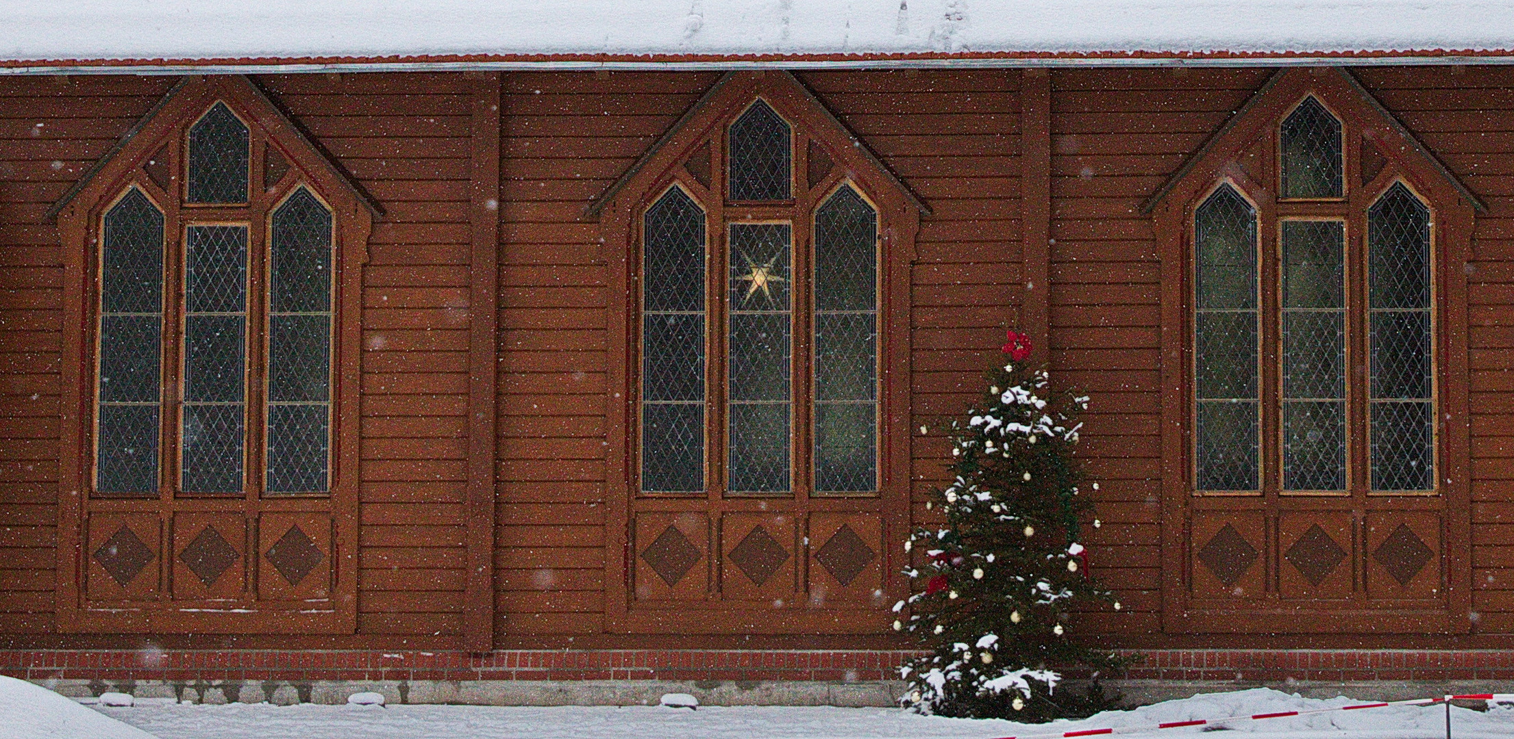 Weihnachtsschmuck an der Stabkirche in Stiege - Harz