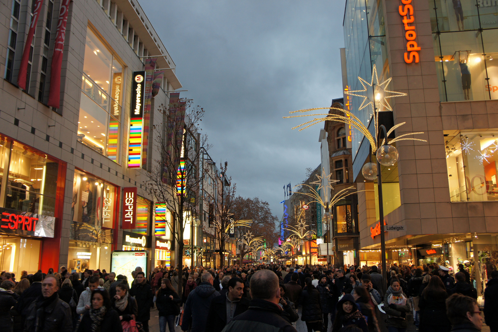 Weihnachtsshopping in der Kölner Schildergasse