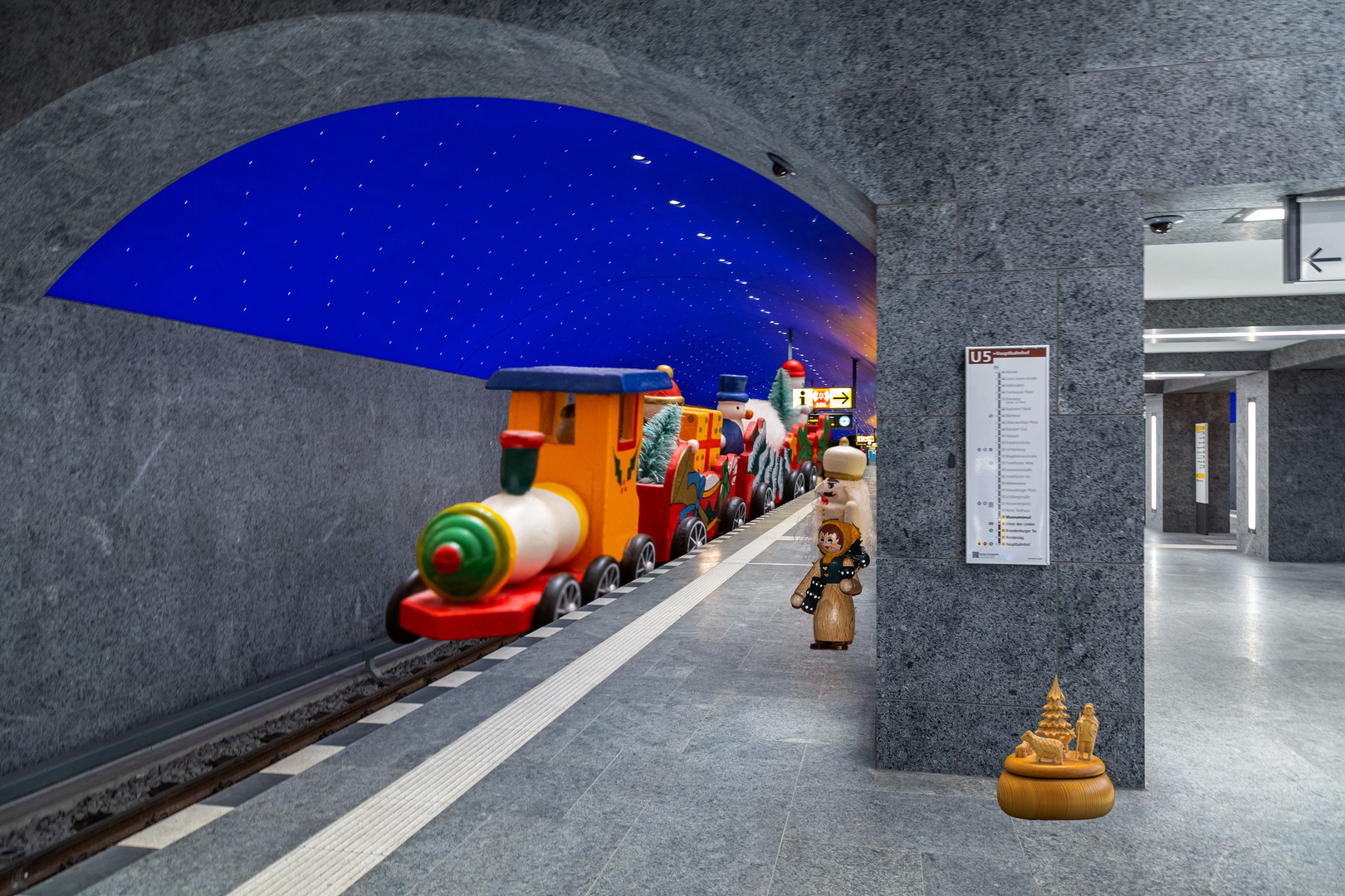 Weihnachtssonderzug im U-Bahnhof Museumsinsel