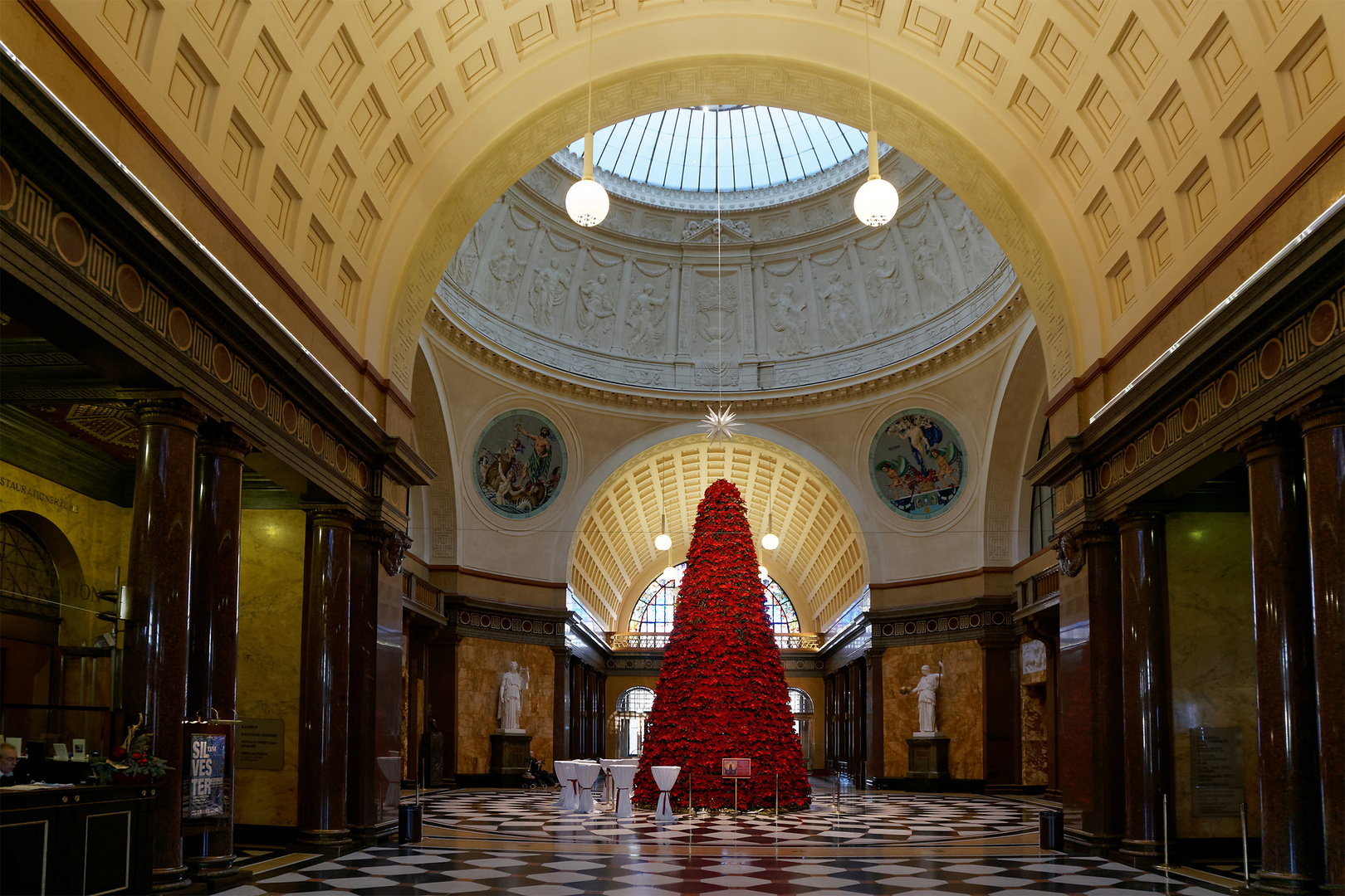 Weihnachtssterne im Foyer des Kurhauses