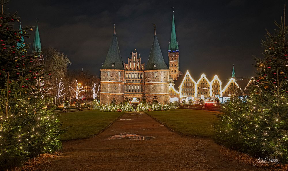 Weihnachtsstimmung am Holstentor in Lübeck