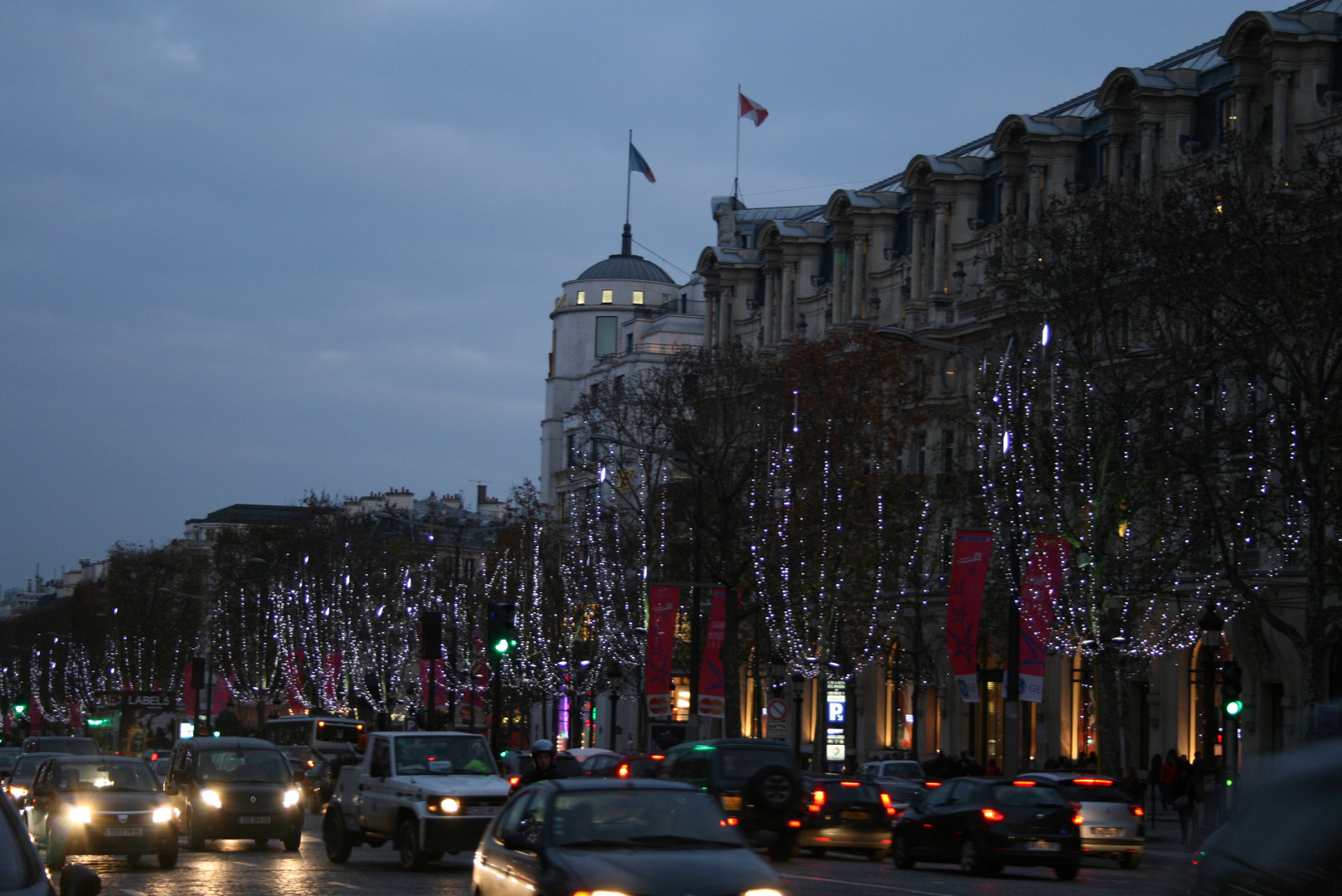 "Weihnachtsstimmung auf der Champs-Elysees..."