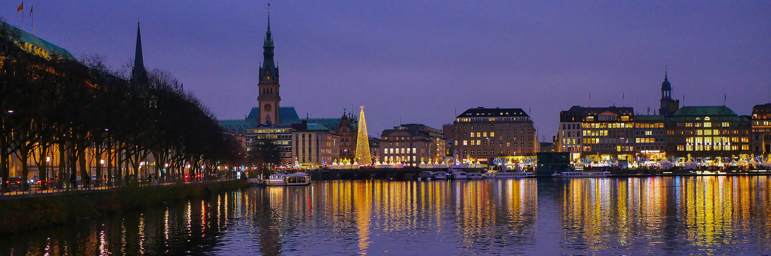 Weihnachtsstimmung in Hamburg, an der Binnenalster mit Blick auf das Rathaus