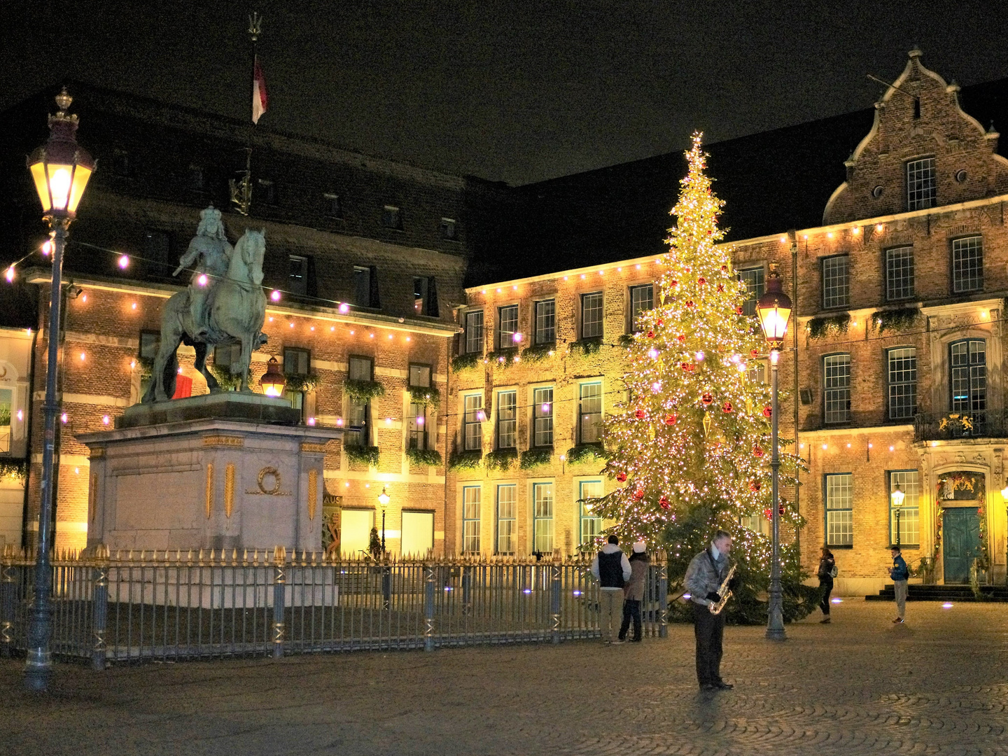 Weihnachtsstimmung vor dem Düsseldorfer Rathaus